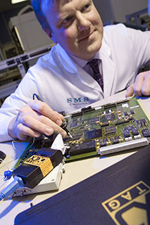 Chris Merrick, Test-Entwicklungsingenieur von SMS Electronics beim Einsatz von XJTAG - mit einem Messfühler